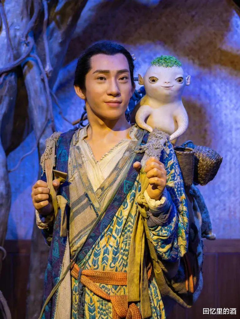 杨幂|谁敢信这是杨幂啊？神似热依扎还暴露脸僵，可以入选灾难名场面了