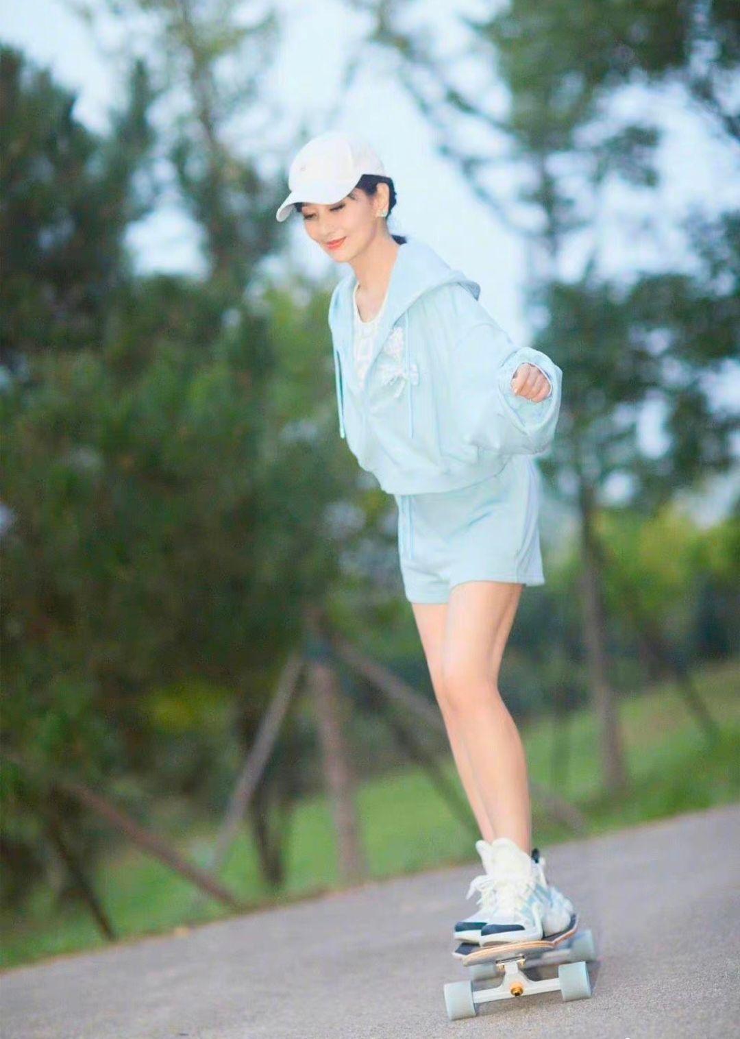 赵雅芝|68岁赵雅芝做核酸被偷拍!打扮精致身材紧致,走路带风如同走秀