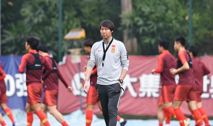 李铁就这么贪?国足厨师自曝:想进去做饭得先交10万,球员要300万
