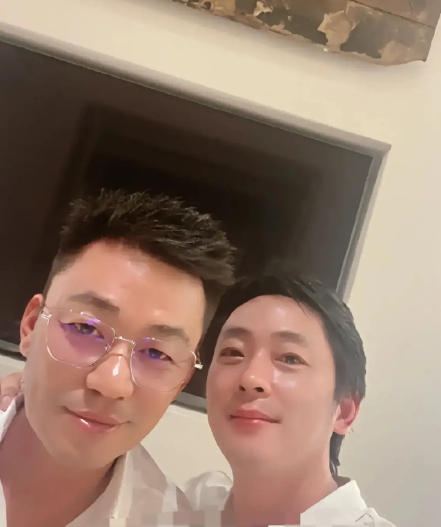 王宝强|整容了？40岁王宝强模样大变，戴金框眼镜配白衬衫，越来越像汪小菲