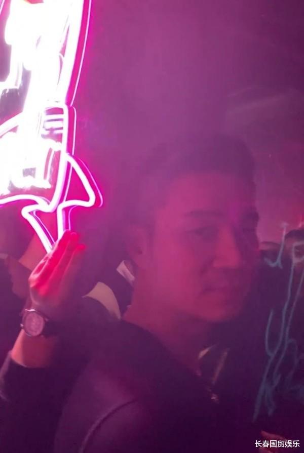 小S|小S老公 “8秒钟酒吧视频”被曝光，笑容满面与长发女子举止亲密