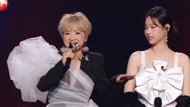 |57岁陈慧娴再唱《千千阙歌》，跨过与梅艳芳争奖过往，人生已释然