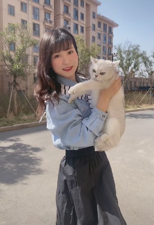 朱单伟|朱单伟绯闻女友开直播，人气低迷无人问津，网友喊话大胆去追小伟