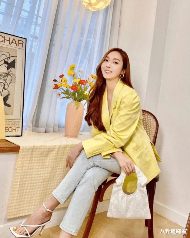 于和伟|郑秀妍与妹妹合体晒照庆圣诞,郑秀晶面部凹陷额头肿胀被指认不出