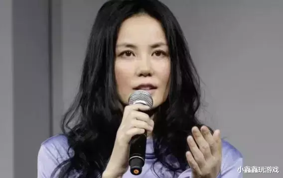 王菲|?王菲滑雪秀恩爱后露面!穿吊带撇嘴挑眉引争议!