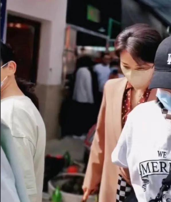 黄磊|刘涛拍戏逛菜市场,穿朴素衣服变中年妇女,昔日女神气质不在
