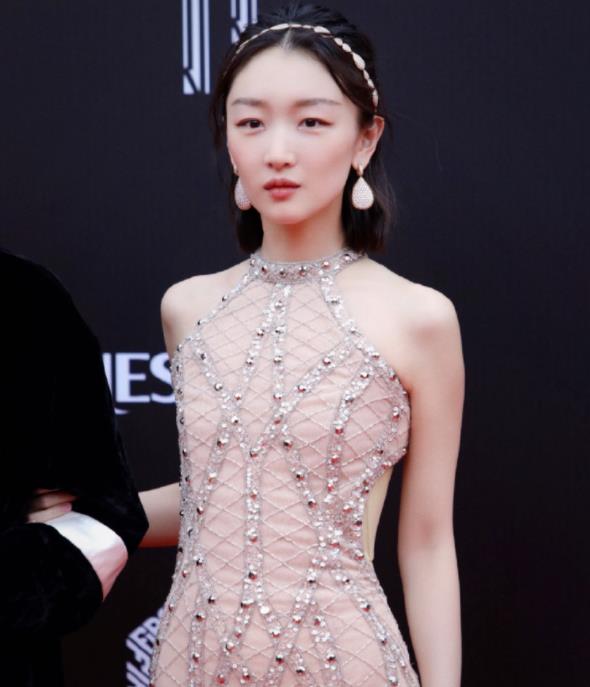 周冬雨|美艳的脸,小孩的身材?干瘪过瘦成为女星最大“灾难”