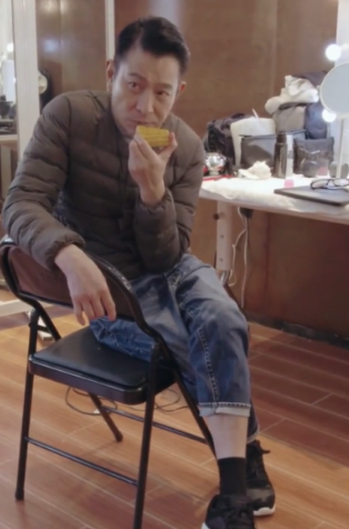 刘德华|刘德华光脚干家务被曝光！动作娴熟又仔细，居家好男人