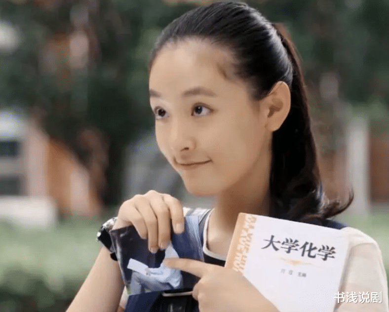 胡冰卿|一脸苦相，台词硬挤？30岁胡冰卿出手，带来不同寻常“甜妹表现”