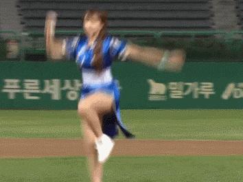 程潇|程潇晒度假照片,穿玫红泳装秀好身材,被称为人间芭比