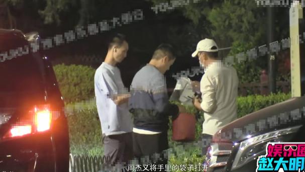 李亚鹏|李亚鹏聚会带换洗衣物！插兜指挥气场强，周杰殷勤送礼献名贵红酒