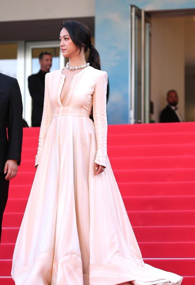 汤唯|汤唯真是红到国外去了，穿着低领的礼服也很高贵，让身后老外狂拍