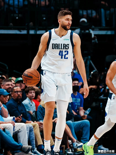 爵士队|拒绝0-2！奇兵狂轰41分太闪耀，独行侠赢爵士，米切尔34分难救主
