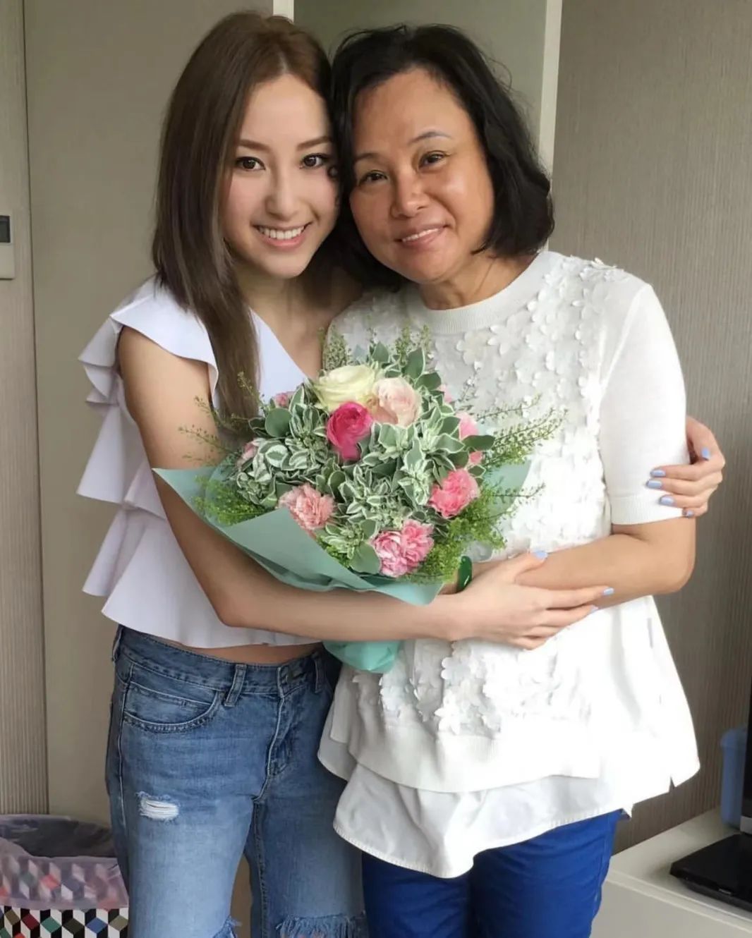 何超云|5000亿赌王千金官宣“下嫁”消防员,相恋7个月就闪婚,全网:窦骁学着点!