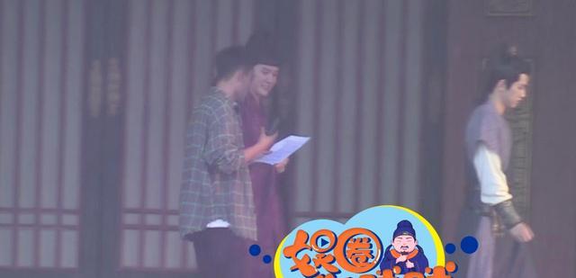 冯绍峰|冯绍峰新剧被吐槽与彭小苒像父女现身片场与工作人员热聊