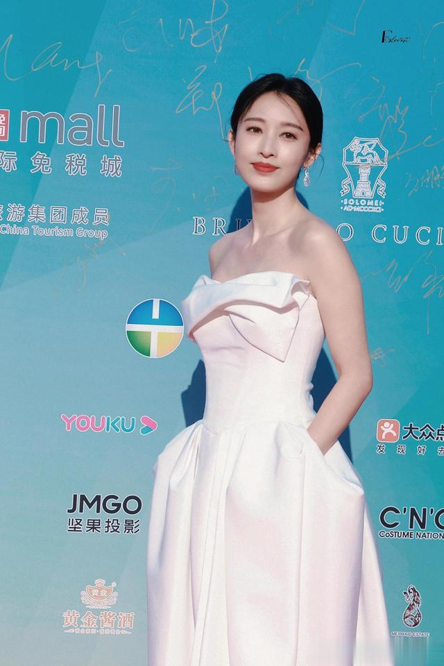 张俪|演员张俪亮相海影节闭幕式红毯