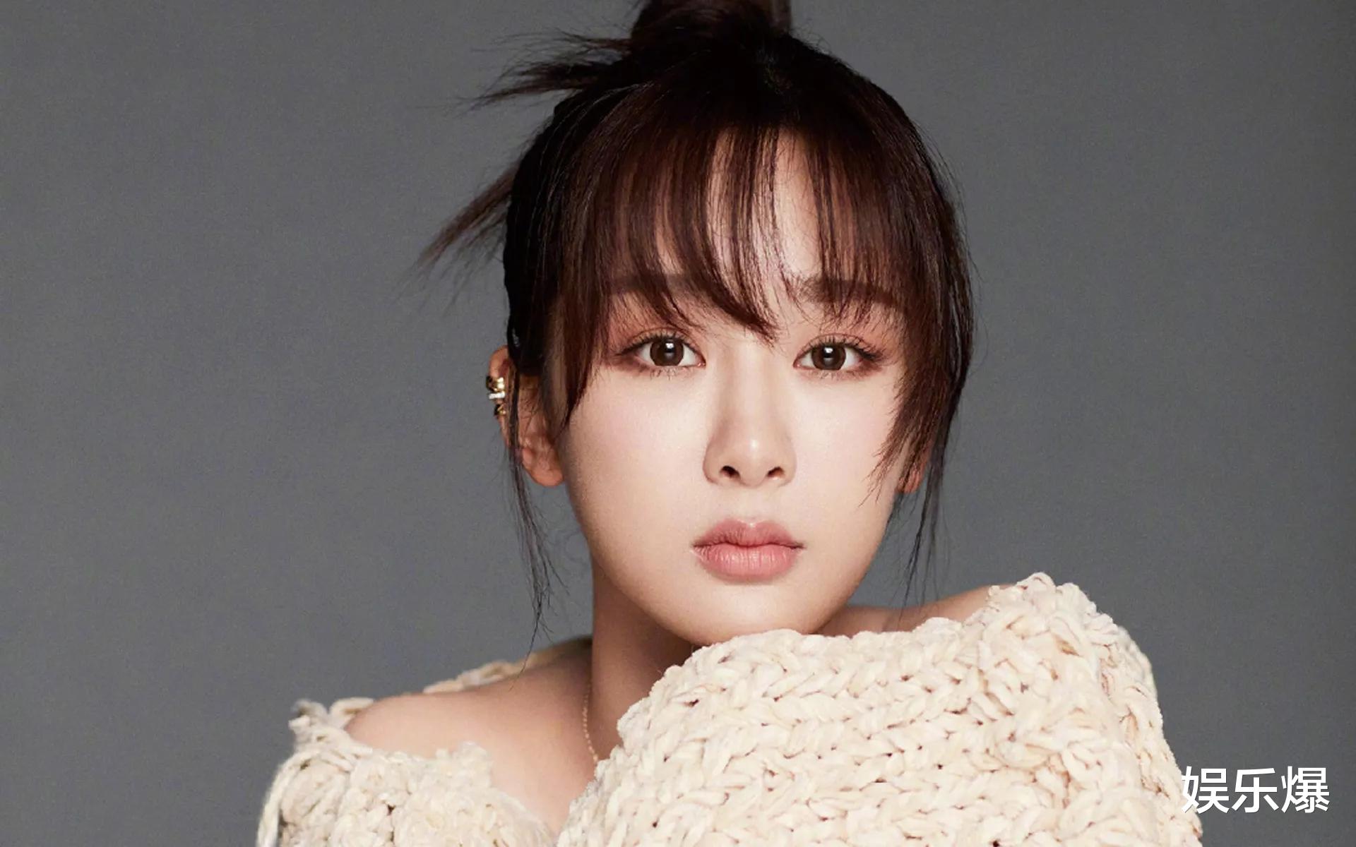 杨紫|杨紫综艺路透曝光,成年后首次挑战双马尾发型,身形变化明显