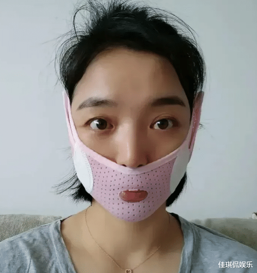 郭雪芙|歌手白雪对自己的脸型不满意,所以去做针灸,做拉伸,希望自己能变美!