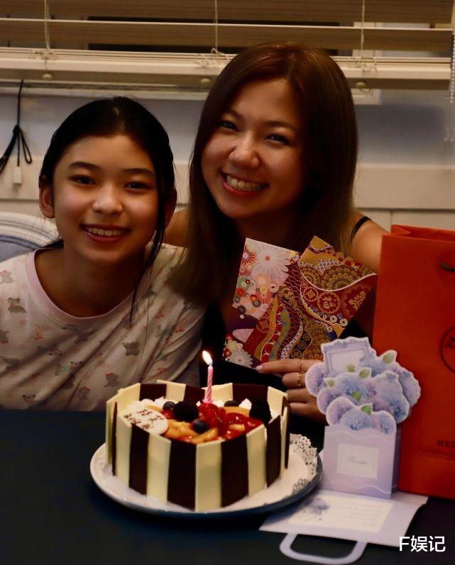 杨卓娜|TVB艺人杨卓娜亲自下厨烹饪美食为继女庆生 与两位继女像亲生母女