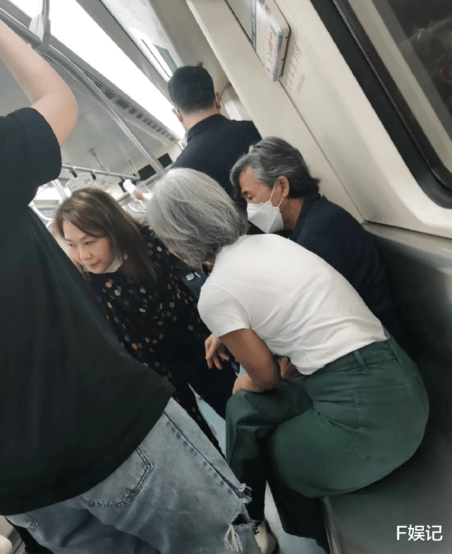 叶倩文|林子祥夫妇接地气搭地铁 叶倩文甜蜜挽着老公手臂