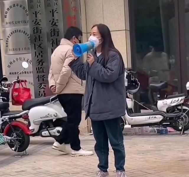 女官员又谈缺席女儿的成人礼,稿子审过,不是我想说什么就说什么