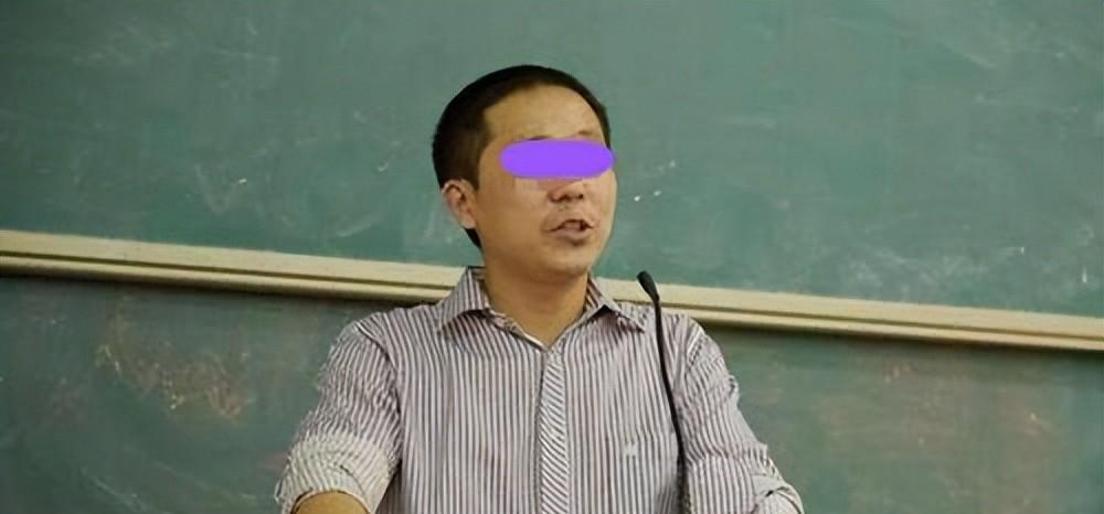 20年前学生被老师体罚,心里留下阴影,20年后当街殴打老师报复