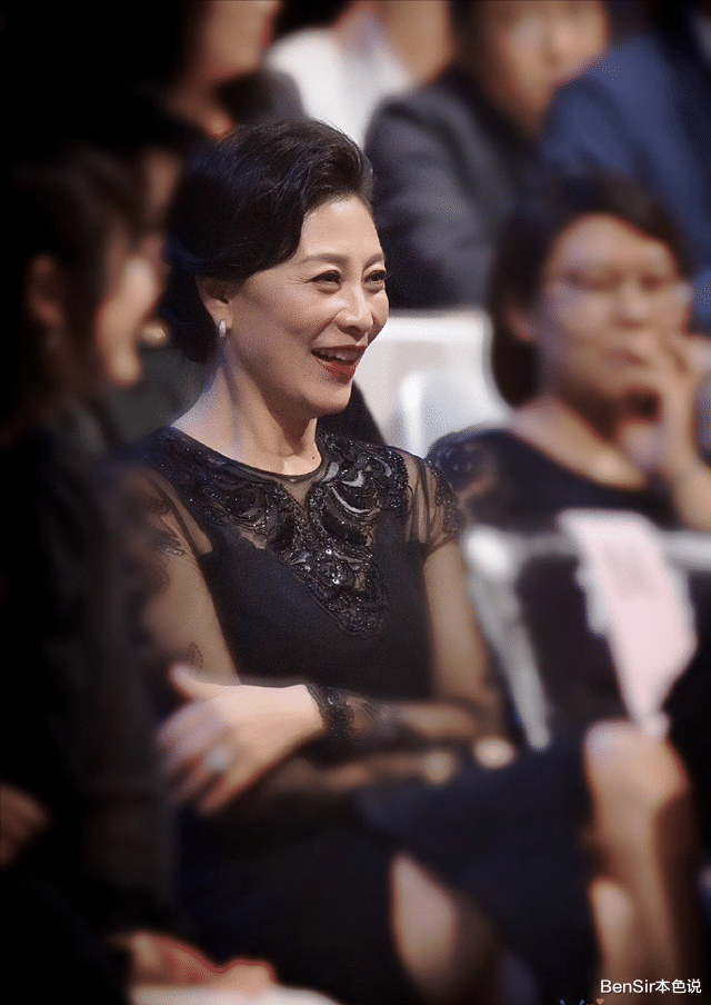 岳红|悲惨影后岳红,哺乳期离婚切除大半个胃,单身32年,为女儿无怨无悔