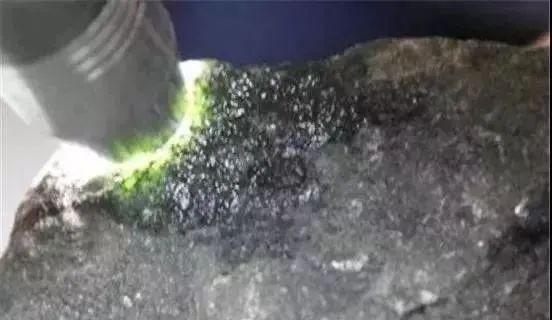 翡翠|翡翠原石如何通过皮壳判断赌石种老和种嫩