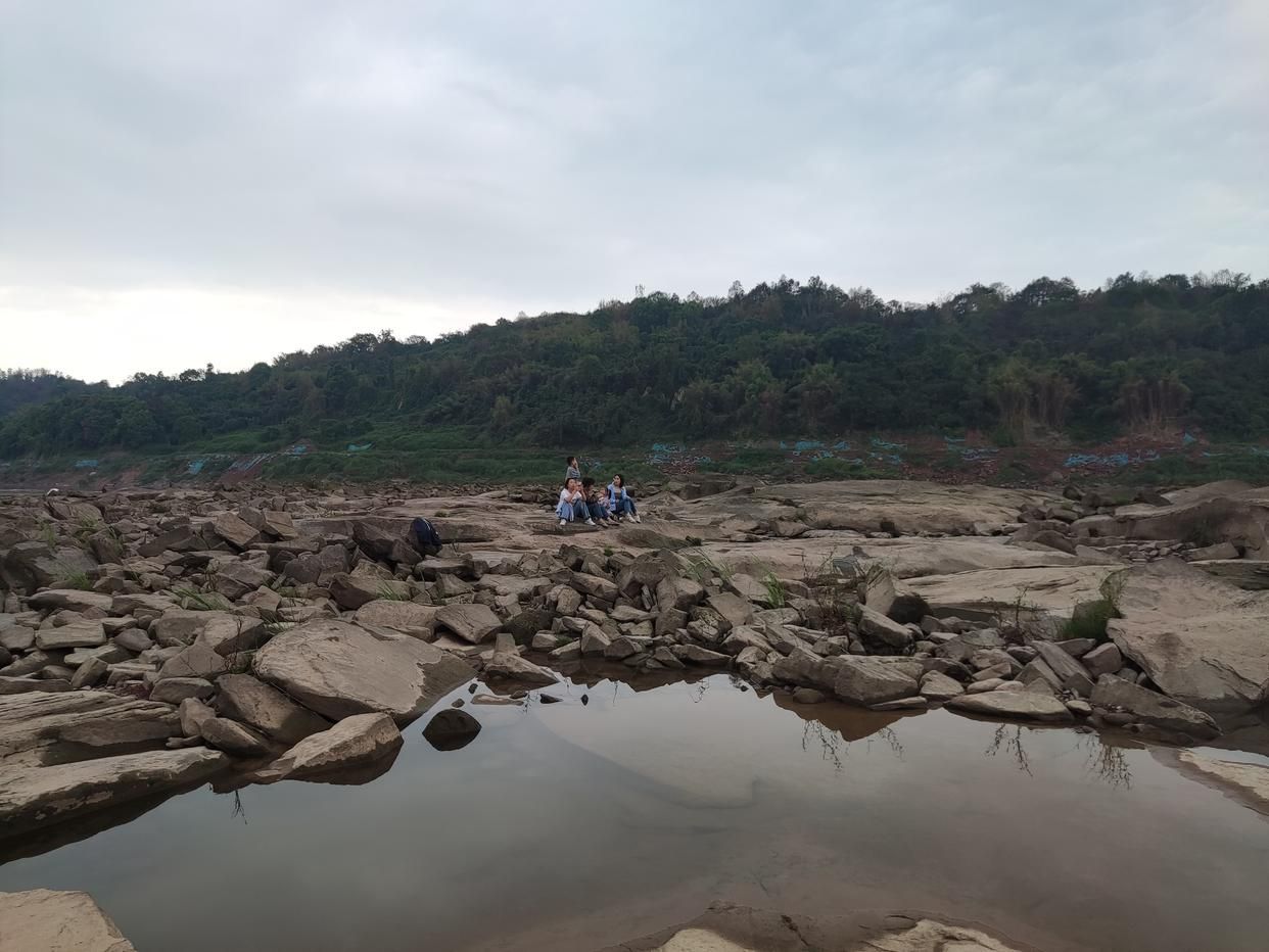 重庆|渝北嘉陵江畔乱石滩,怪石嶙峋凸凹不平,游客扎堆好闹热