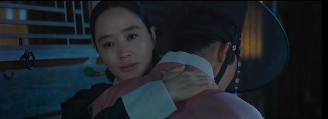 王后伞下|《王后伞下》儿子变“女儿”王后的理解让儿子泪目,也让观众佩服