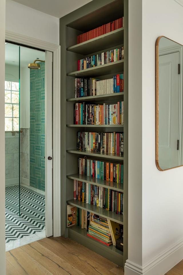 麻雀变凤凰，黄铜装饰和法式线条之美，打造轻奢风好“色”的家