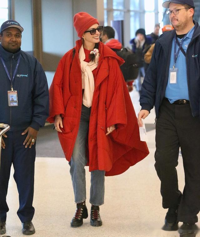 安妮·海瑟薇|安妮海瑟薇,红色超大羽绒服现身机场,如同冬日里的暖阳