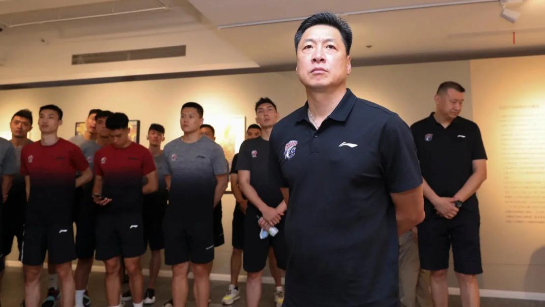 上海男篮|敲定1200万大合同！李春江摊牌了，续约辽宁男篮苦主，冲冠加码