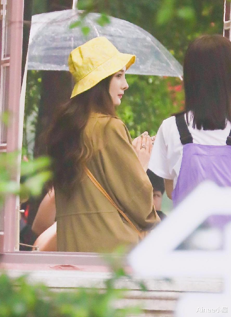 穿衣搭配|杨幂忘了自己是孩子妈了,穿Polo裙配渔夫帽,少女感还是挺足的