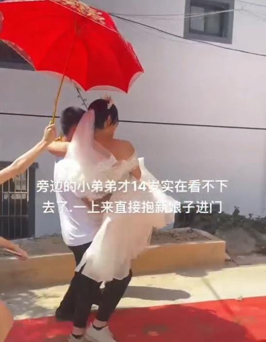 回顾浙江儿子抱着母亲二婚出嫁,60万彩礼惹人羡,网友们“酸了”