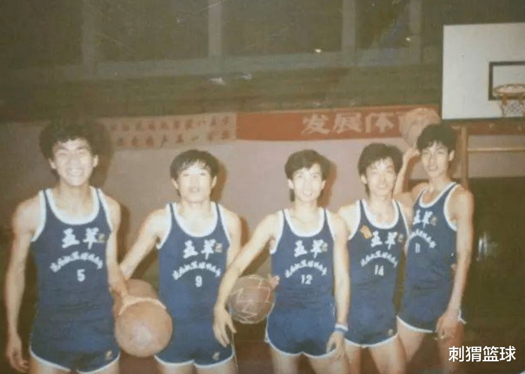 广东男篮|四进三出国家队！佛山传奇，他是阿联之前的宏远神塔... ?