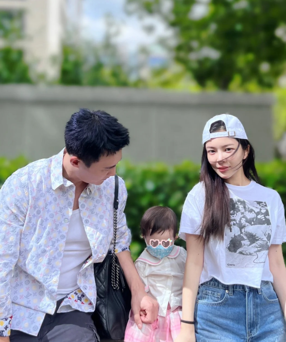 李木戈|杜淳老婆王灿晒一家三口合照，女儿陪爸爸工作，老公LV衬衫骚气十足