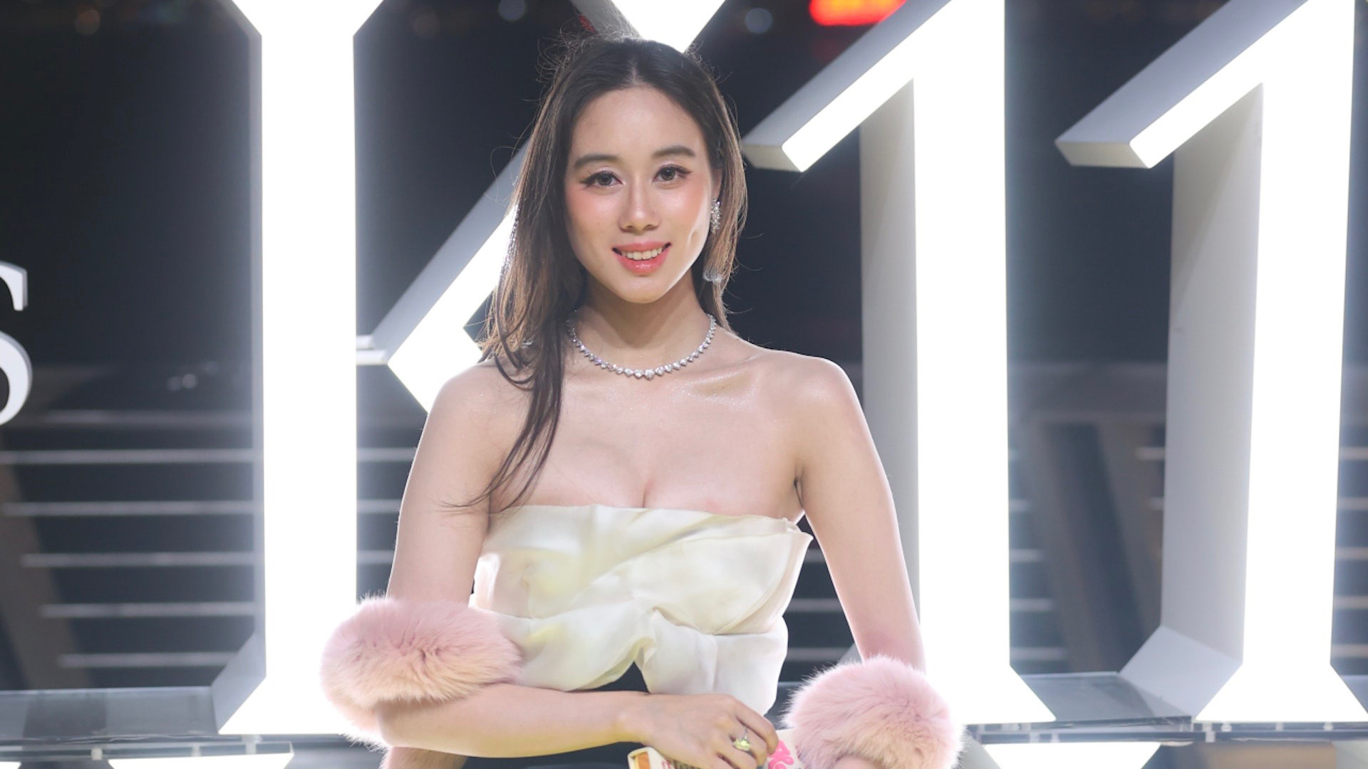 何超欣|23岁何超欣现身时装秀，穿着成熟大秀身材，长发飘逸尽显优雅知性