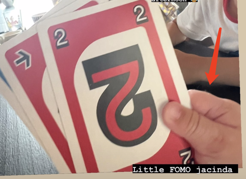 昆凌|昆凌晒三个儿女打牌，哥哥姐姐不轻易言弃，妹妹手小牌大超喜感