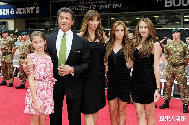 高尔夫球|史泰龙引以为傲的女儿：高尔夫球技高超，眼神如老虎般锐利