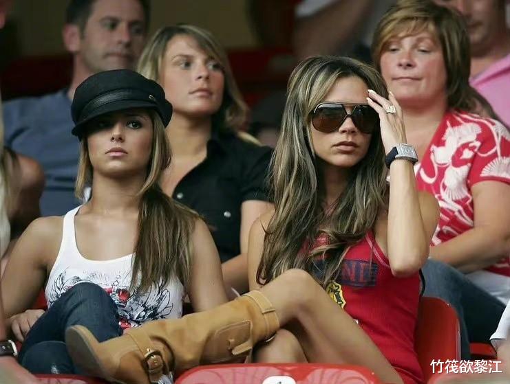 维多利亚·贝克汉姆|世界杯太太团还得看贝嫂！06年穿辣妹装翘腿，气场超强大！