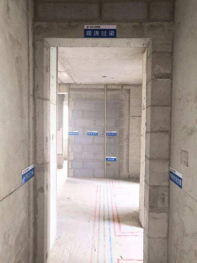 既然没有门垛,干脆就别装门套了!现流行这种网红门,简单省事!