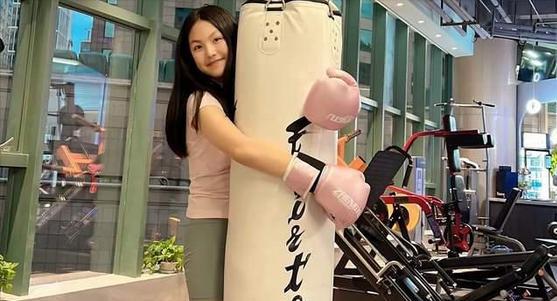 李沁|12岁王诗龄瘦到认不出！背6千块编织包，气质出众像妈妈李湘