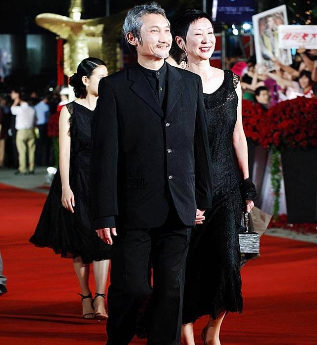 徐克|71岁徐克与小30岁女友牵手散步,感情稳定好甜,女方一头金发抢镜