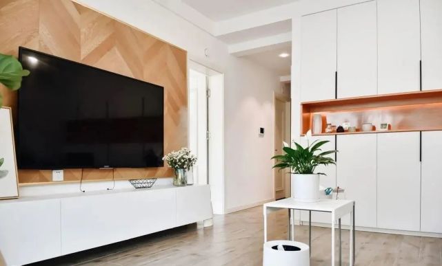 32岁阿姨的穷装新房火了，大白墙不吊顶，软装的力量实在是太强大