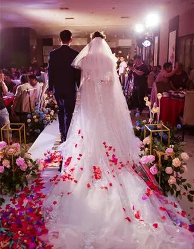 案例:大龄剩男花40万迎娶新娘,婚后发现其腹部有妊娠纹引发血案