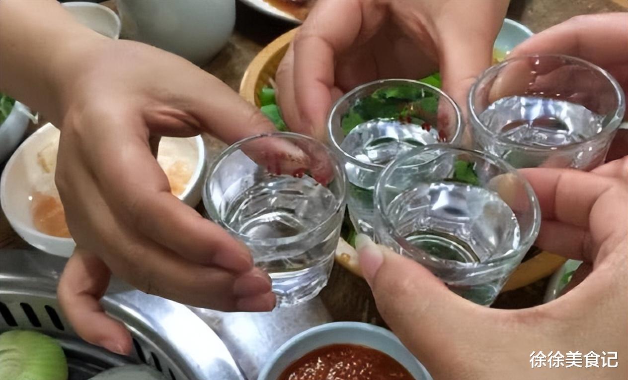 真正会喝酒的人，在酒桌上从来不碰这些酒，反而更钟意这些廉价酒