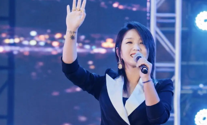 何洁|何洁“晒”同母异父的3个娃,哭诉养不起,网友:自作自受