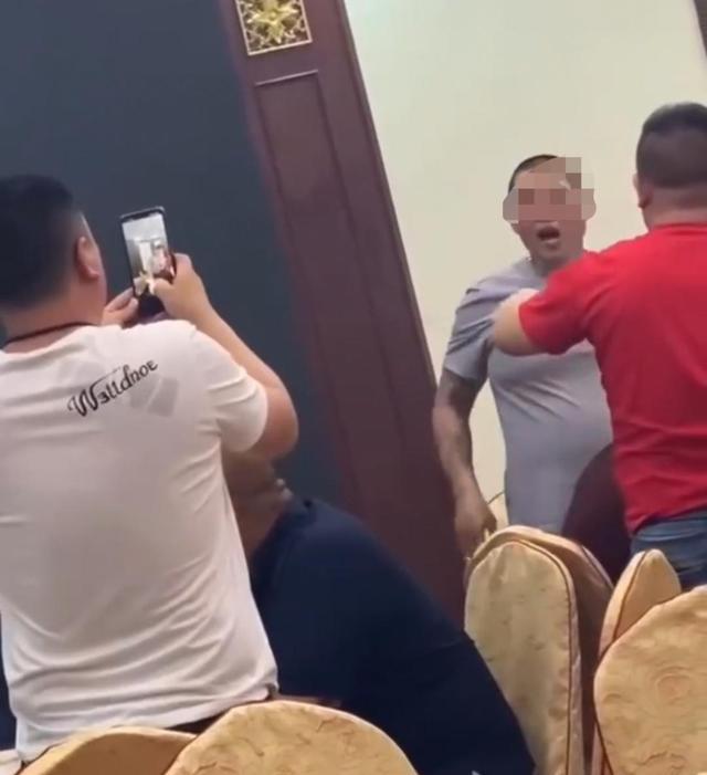 男子酒席上逞能表演白酒对瓶吹,邻座劝阻被他躲开,终被120拉走