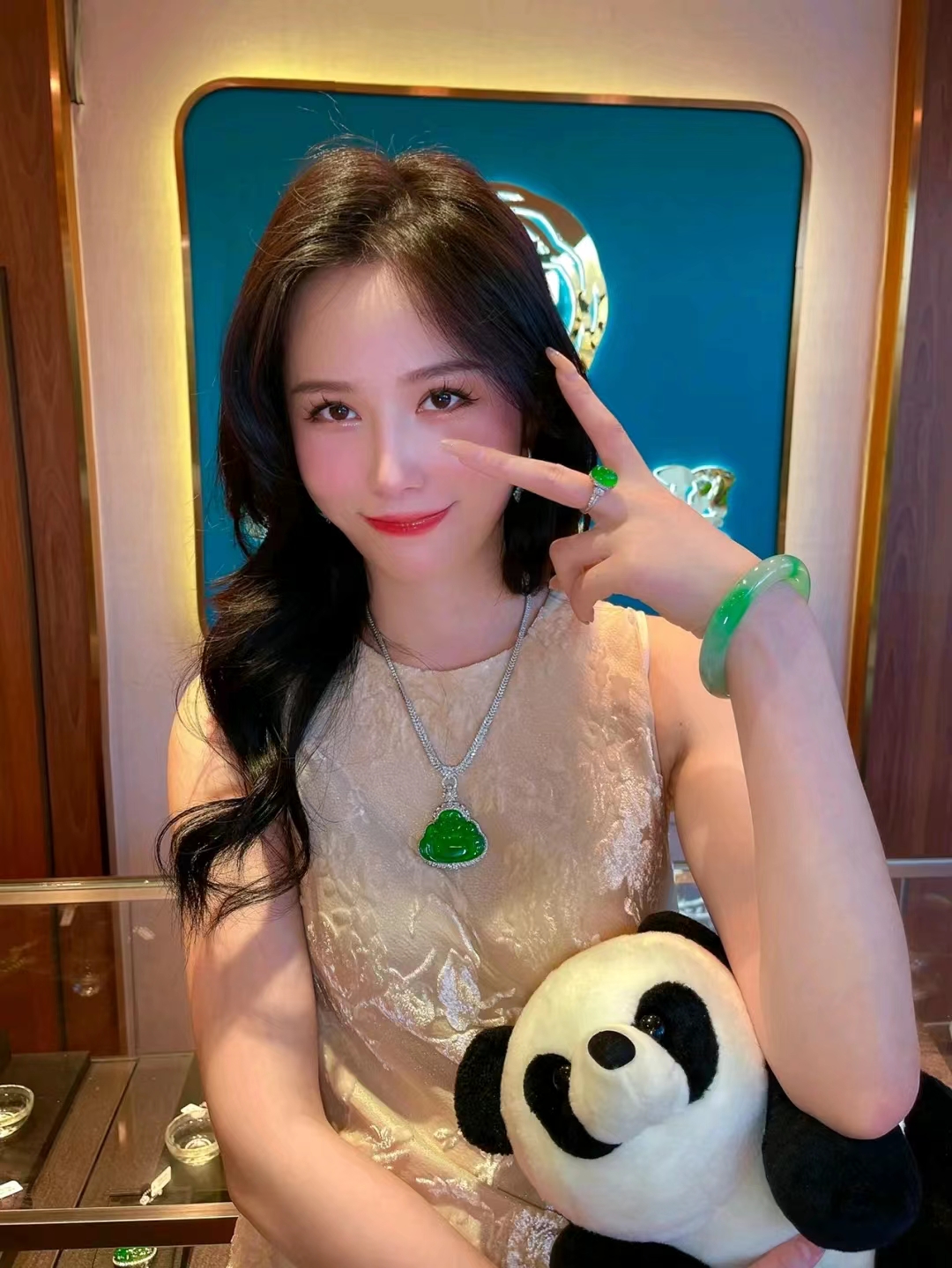 荷花|珠宝界的两大“欢喜冤家”:玉好还是黄金好?